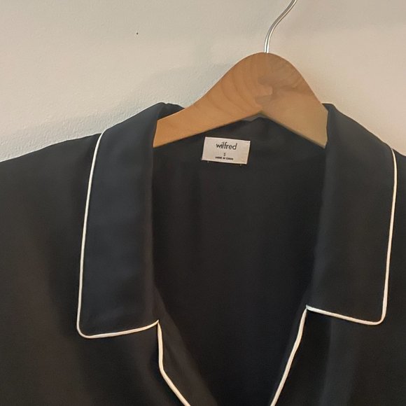 Aritzia Wilfred Free Crop Top Black with White Piping SATIN - Picture 2 of 2